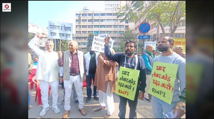 निजीकरण और अमेंडमेंट बिल के खिलाफ सड़क पर उतरे बिजलीकर्मी, दे दी अंतिम चेतावनी, बोले- नहीं निकला समाधान तो फिर..