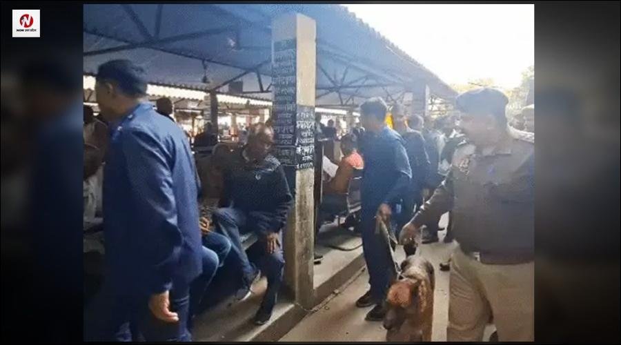 BREAKING: लखनऊ-काशी समेत यूपी की 5 अदालतों को बम से उड़ाने की धमकी, मच गया हड़कंप, लोगों की एंट्री पर बैन, पुलिस कर रही छानबीन