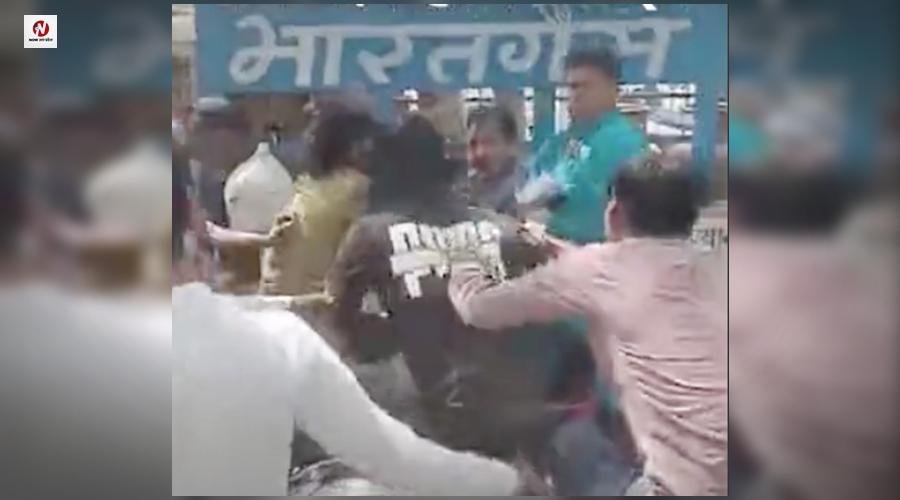 यूपी में सिलेंडर को लेकर जमकर चले लात-घूसे, 400 मीटर लगी लंबी लाइन, महिला बोली- मन कर रहा कि खुदकुशी कर लूं