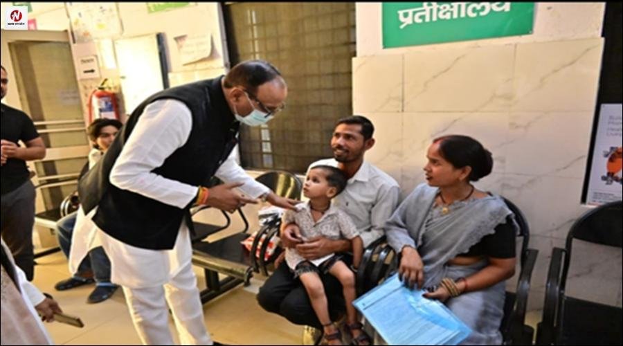डिप्टी सीएम बृजेश पाठक का अनोखा निरीक्षण, लाइन में लगकर ओपीडी की पर्ची कटवाई, फिर डॉक्टर  के पास ओपीडी पहुंचे, अव्यवस्थाओं पर लगाई फटकार