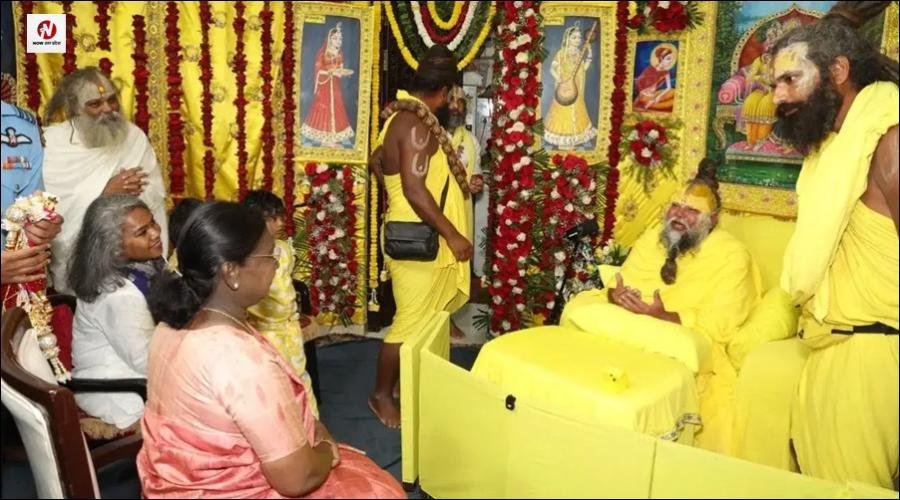 राष्ट्रपति द्रौपदी मुर्मू सुबह-सुबह बारिश के बीच पहुंचीं मथुरा, संत प्रेमानंद महाराज से की मुलाकात, हाथ जोड़कर किया प्रणाम,  25 मिनट तक की आध्यात्मिक चर्चा