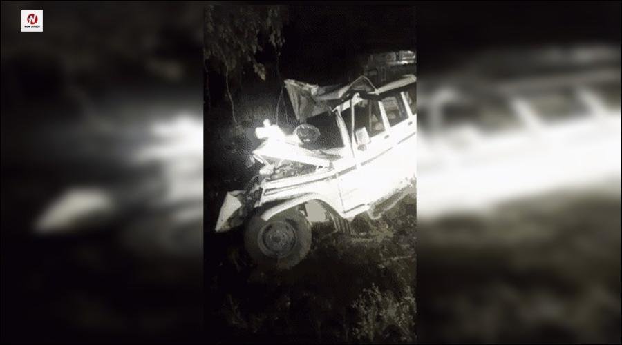 आगरा में पेड़ से टरकराई बोलेरो, एक ही परिवार के 5 लोगों की मौत, नवरात्रि के पहले दिन कैला देवी मंदिर से दर्शन कर लौट रहा था परिवार