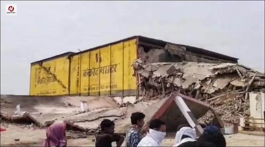 प्रयागराज में कोल्ड स्टोरेज की बिल्डिंग गिरी, 20 लोगों के दबने की आशंका, 1 किलोमीटर तक फैली गैस, रेस्क्यू जारी