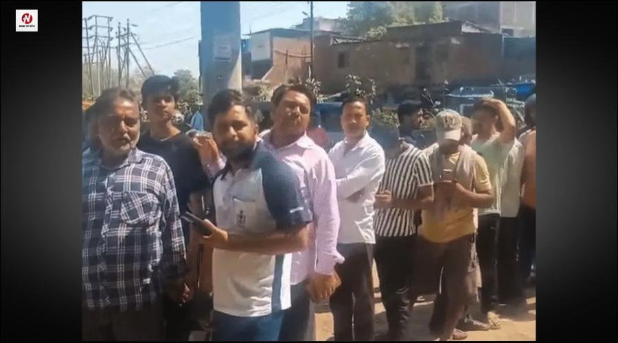 सिलेंडर के लिए हाहाकार, हापुड़ में लाइन में लगे युवक की हार्ट अटैक से मौत, उन्नाव में नाराज लोगों ने हाइवे किया जाम