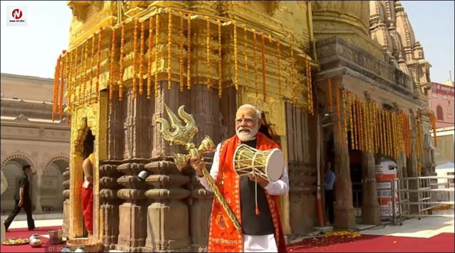 काशी में पीएम मोदी ने किया 14 किलोमीटर लंबा रोड शो, कार्यकर्ताओं ने किया रोड शो, प्रधानमंत्री ने किए बाबा के दर्शन