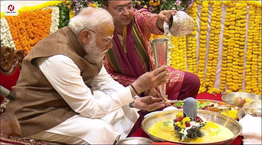 सोमनाथ मंदिर के जीर्णोद्धार के 75 साल पूरे, दो किलोमीटर रोड शो कर पहुंचे पीएम मोदी, शिखर पर चढ़ाया 11 तीर्थों का जल
