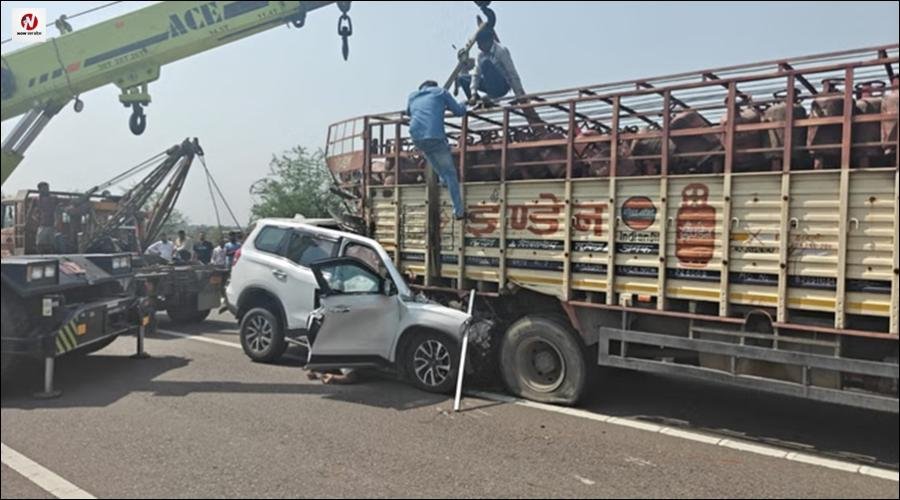 बुंदेलखंड एक्सप्रेसवे पर मौत का तांडव, गैस सिलिंडर से लदे ट्रक में जा घुसी स्कॉर्पियो, एक ही परिवार के चार की मौत