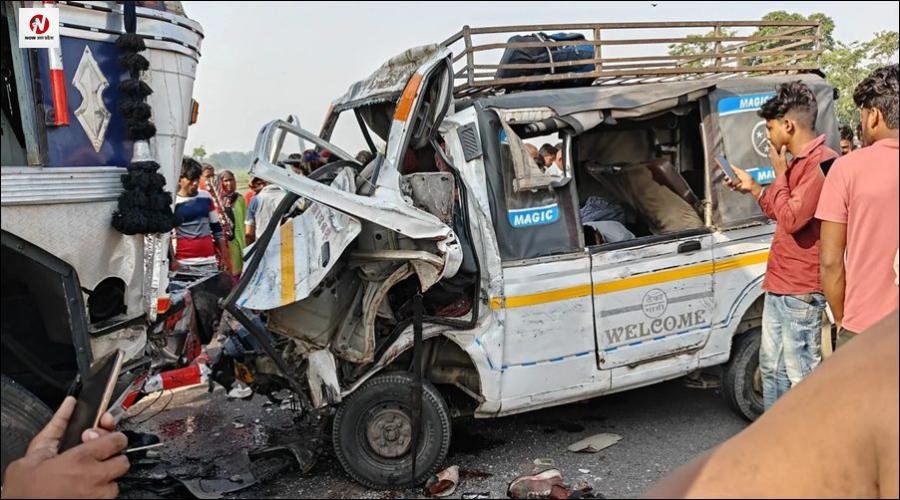 यूपी के लखीमपुर खीरी में दर्दनाक सड़क हादसा, हाईवे पर ट्रक और मैजिक की जोरदार टक्कर, 10 की मौत
